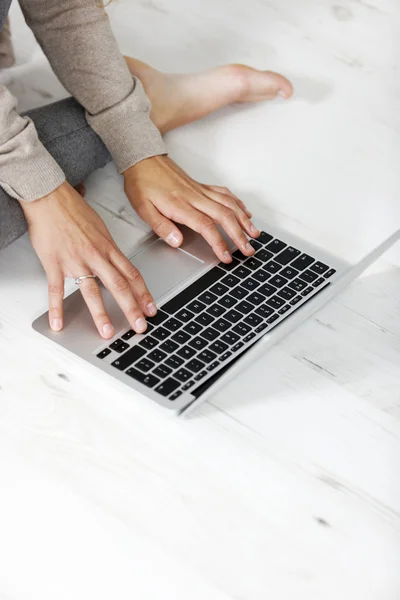 Kvinnan skriver på tangentbordet — Stockfoto