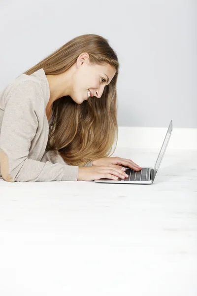 Mulher trabalhando em um laptop — Fotografia de Stock