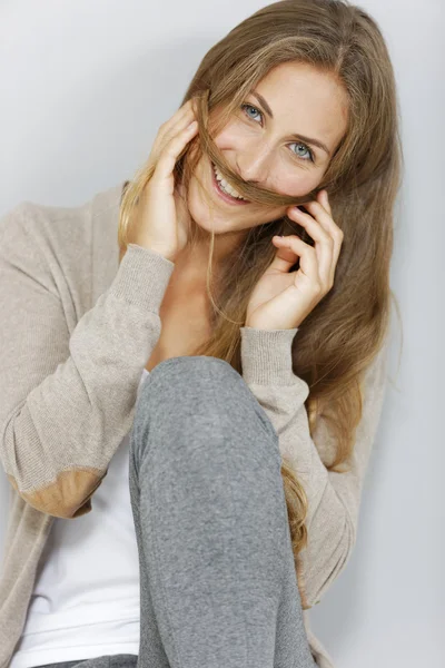 Portret van een jonge vrouw — Stockfoto