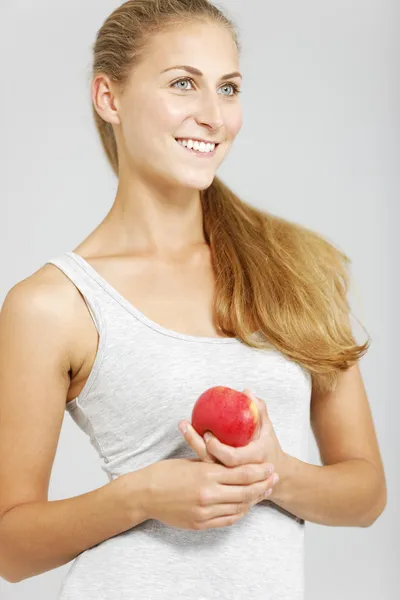 Frau hält einen Apfel in der Hand — Stockfoto