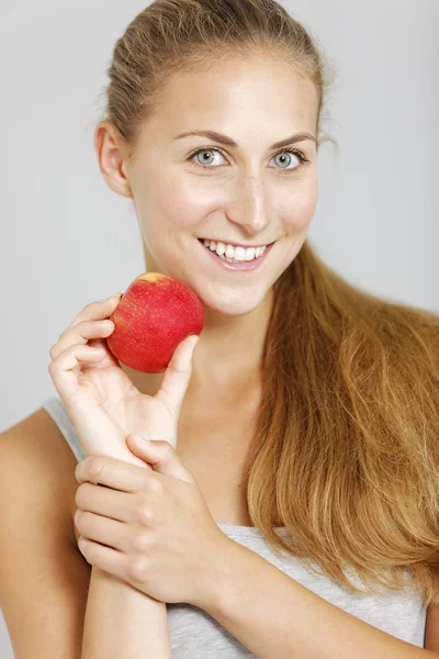 Vrouw met een appel — Stockfoto