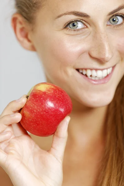 Femeia care deține un măr — Fotografie, imagine de stoc