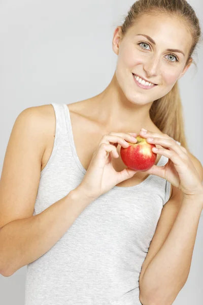 Frau hält einen Apfel in der Hand — Stockfoto