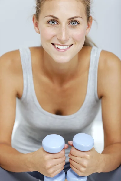 Entrenamiento de peso mujer — Foto de Stock