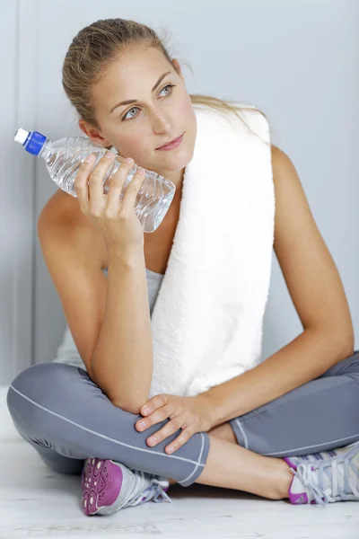 Ontspannende vrouw na de training — Stockfoto