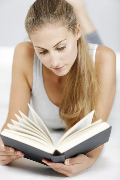 Een vrouw die een boek leest — Stockfoto