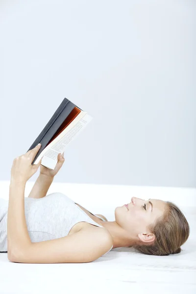 Γυναίκα διαβάζει ένα βιβλίο — Φωτογραφία Αρχείου