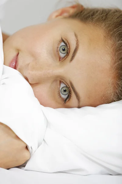 Vrouw liggend in bed — Stockfoto