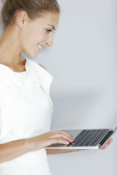 Mulher de negócios segurando laptop — Fotografia de Stock