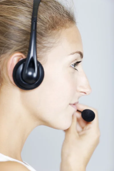 Call center donna con auricolare — Foto Stock