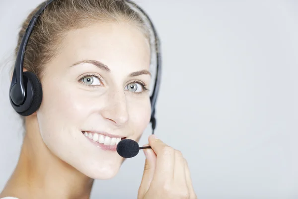 Call center donna con auricolare — Foto Stock