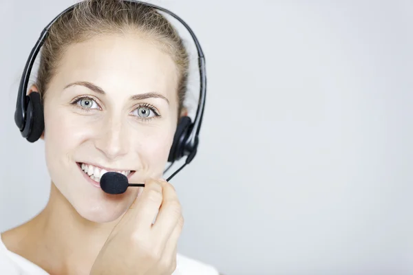 Call center donna con auricolare — Foto Stock