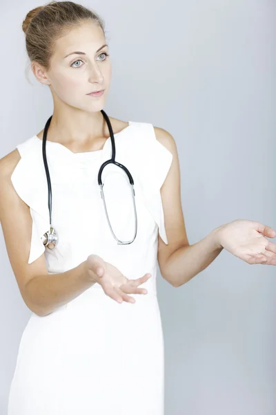 Médico feminino com estetoscópio — Fotografia de Stock