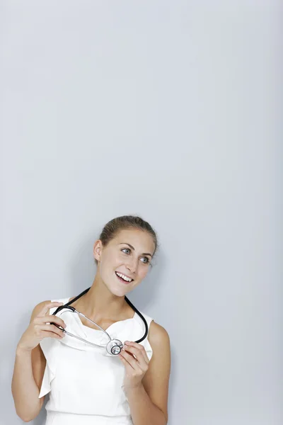 Femme médecin avec stéthoscope — Photo