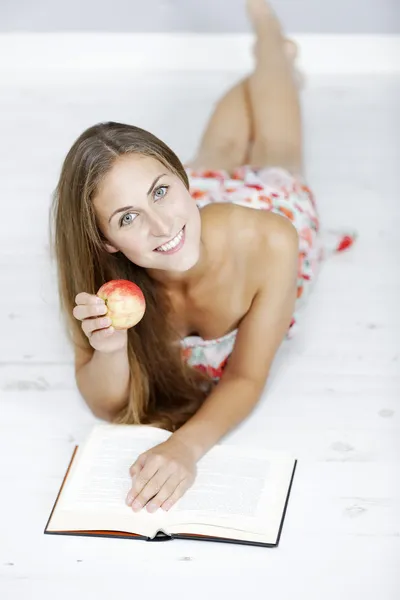 Frau liest ein Buch — Stockfoto