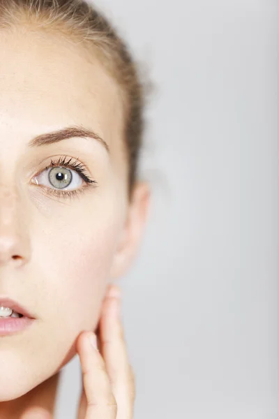 Vrouw in schoonheid stijl pose — Stockfoto