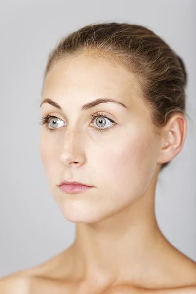 Vrouw in schoonheid stijl pose — Stockfoto