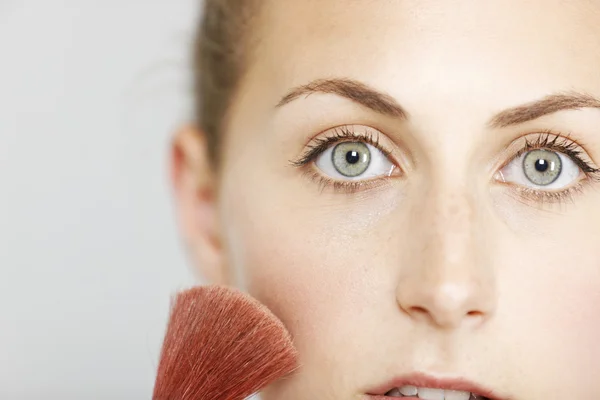 Mujer aplicando maquillaje — Foto de Stock