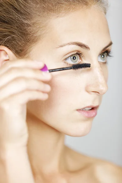 Woman applying make up — Stock Photo, Image