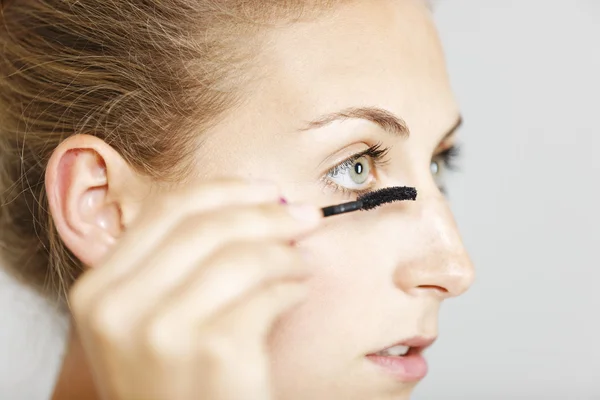 Woman applying make up — Stock Photo, Image