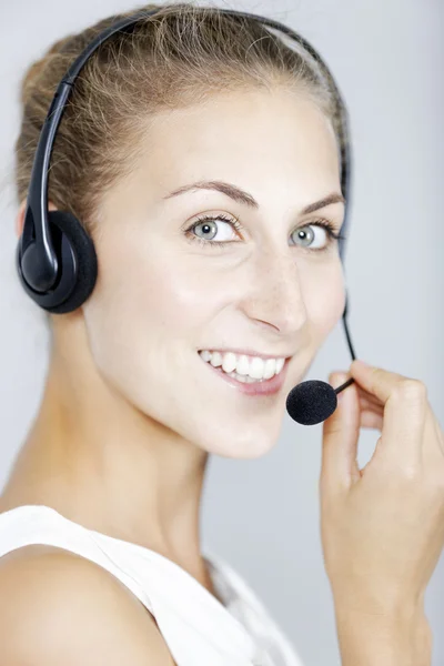 Centro de llamadas mujer con auriculares Imagen de stock