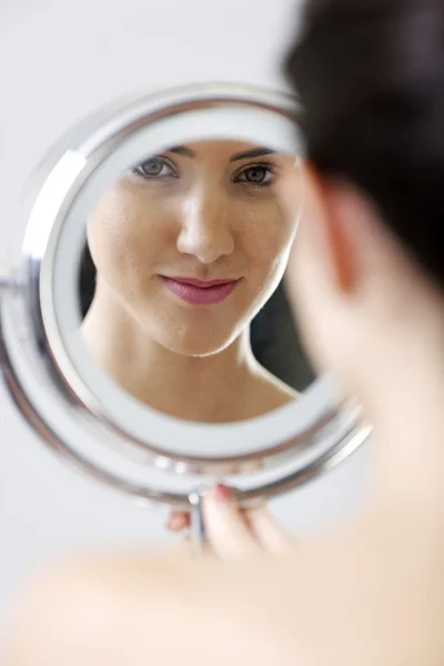 Femme regardant dans le miroir — Photo