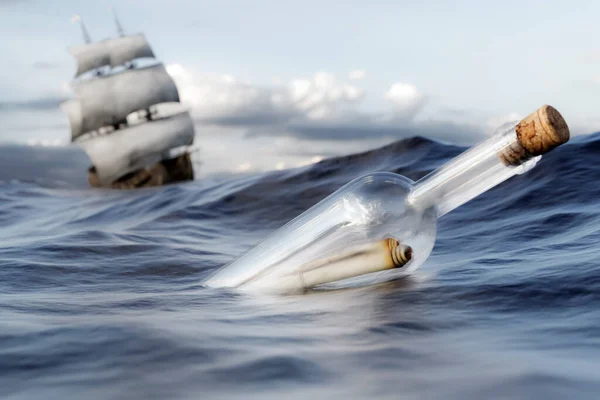 Bericht Een Glazen Fles Drijvend Oceaan Met Een Hoog Zeilschip — Stockfoto