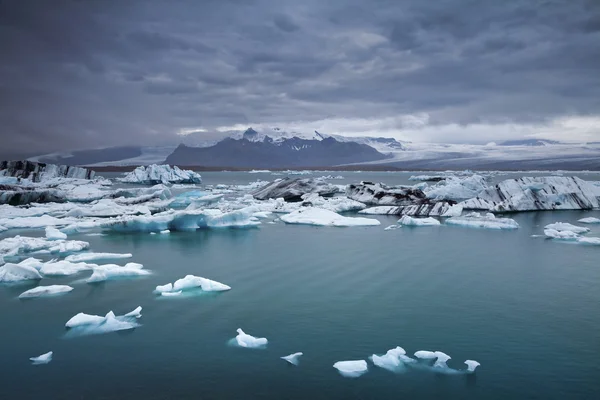 Плавающие айсберги. — стоковое фото