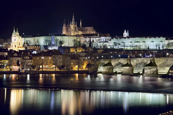 Prag på natten. — Stockfoto