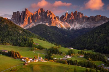 Alplerde sonbahar. Muhteşem Val di Funes vadisinde büyülü Dolomites dağları olan güzel St. Magdalena köyü, Güney Tyrol, sonbahar günbatımında İtalyan Alpleri.