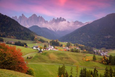 Alplerde sonbahar. Muhteşem Val di Funes vadisinde büyülü Dolomites dağları olan güzel St. Magdalena köyü, Güney Tyrol, sonbahar günbatımında İtalyan Alpleri.