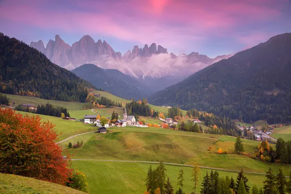 Otoño Alpes Hermoso Pueblo Santa Magdalena Con Mágicas Montañas Dolomitas —  Fotos de Stock