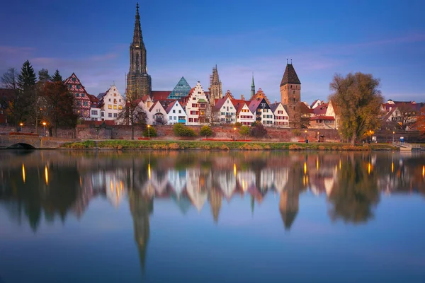 德国乌尔姆德国乌尔姆古城与乌尔姆部长的城市景观图像 世界上最高的教堂和多瑙河城市秋日落日的倒影 — 图库照片