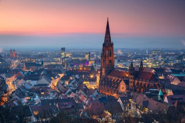 Freiburg im Breisgau, Almanya. Freiburg im Breisgau, Almanya 'nın Freiburg Minster ile sonbahar günbatımında çekilmiş şehir manzarası..