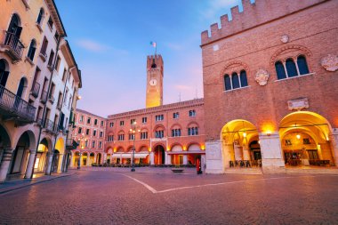 Treviso, İtalya. Treviso, İtalya 'nın tarihi merkezinin şehir manzarası gündoğumunda eski bir kare ile.