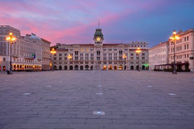 Trieste, İtalya. İtalya 'nın başkenti Trieste' nin dramatik gündoğumunda ana meydanı olan şehir manzarası.