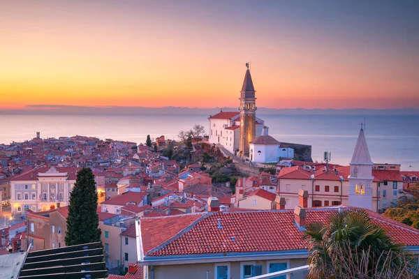 Piran, Slovenya. Slovenya 'nın güzel Piran kentinin bahar günbatımında havadan çekilmiş görüntüsü.