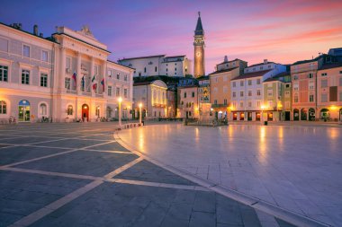 Piran, Slovenya. Slovenya 'nın güzel Piran kentinin bahar gündoğumundaki görüntüsü.