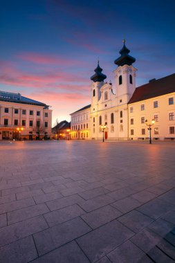 Gyor, Macaristan. Macaristan 'ın Gyor kentinde gün doğumunda Szechenyi Meydanı ile şehir manzarası.