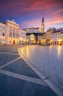 Piran, Slovenya. Slovenya 'nın güzel Piran kentinin bahar gündoğumundaki görüntüsü.