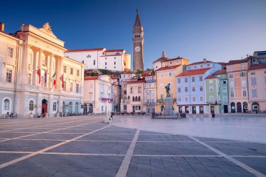 Piran, Slovenya. Slovenya 'nın güzel Piran kentinin bahar gündoğumundaki görüntüsü.