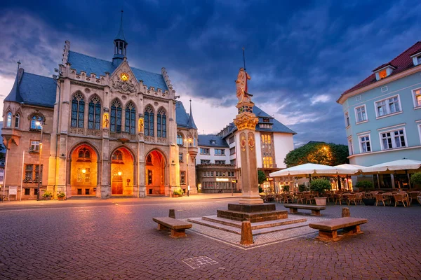埃尔多安 德国图林根厄尔茨古城的城市景观图像 日出时分在菲斯马克广场的新哥特式市政厅 — 图库照片