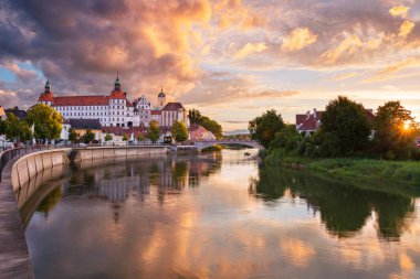 Neuburg an der Donau, Almanya. Neuburg an der Donau, Almanya 'nın yaz günbatımındaki şehir manzarası.