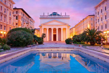 Trieste, İtalya. Gündoğumunda İtalya 'nın Trieste kentinin manzarası.