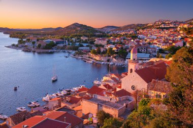 Sibenik, Hırvatistan. Hırvatistan 'ın Sibenik kenti, Dalmaçya' nın güzel kıyı manzarası yaz günbatımında görülüyor.