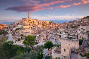 Matera, İtalya. Ortaçağ şehri Matera, Basilicata İtalya 'nın güzel yaz günbatımında şehir manzarası.