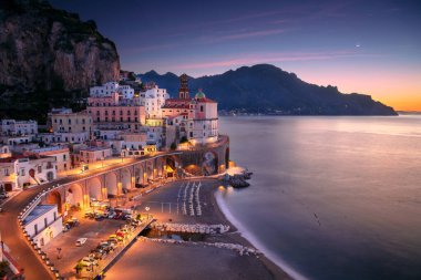 Atrani, Amalfi Sahili, İtalya. Gündoğumunda İtalya 'nın Amalfi Sahili' nde bulunan ünlü Atrani kentinin hava manzarası.