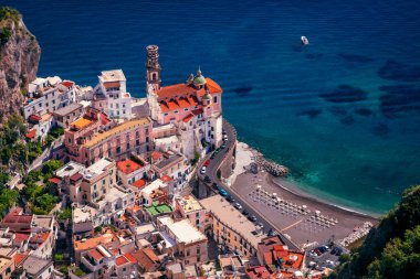Atrani, Amalfi Sahili, İtalya. İtalya 'nın Amalfi Sahili' ndeki ünlü Atrani şehrinin güneşli yaz gününde havadan çekilmiş görüntüsü..