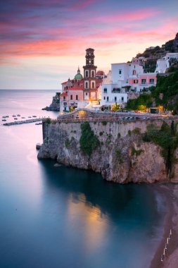 Atrani, Amalfi Sahili, İtalya. Günbatımında İtalya 'nın Amalfi Sahili' nde bulunan ünlü Atrani kentinin hava manzarası.