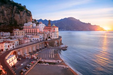 Atrani, Amalfi Sahili, İtalya. Gündoğumunda İtalya 'nın Amalfi Sahili' nde bulunan ünlü Atrani kentinin hava manzarası.